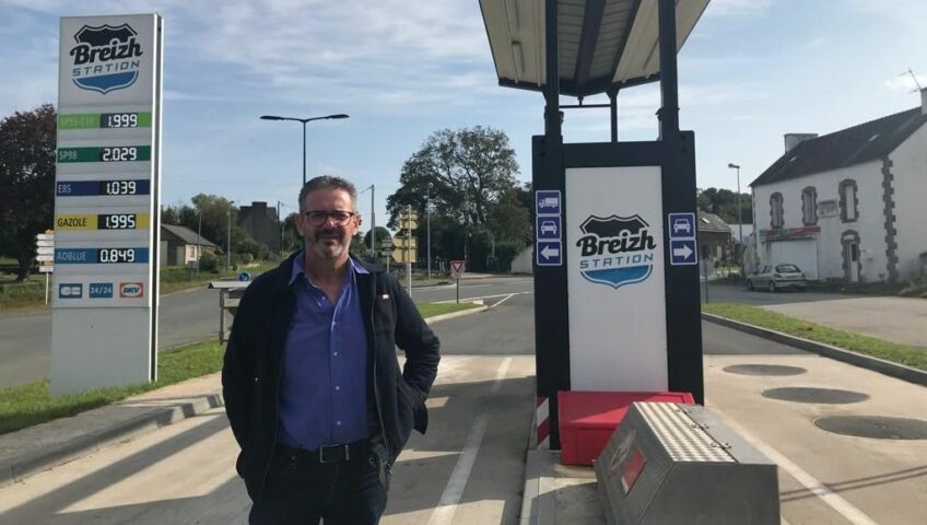 Alain Lollier devant la Breizh Station de Spézet (image France Bleu Breizh Izel)